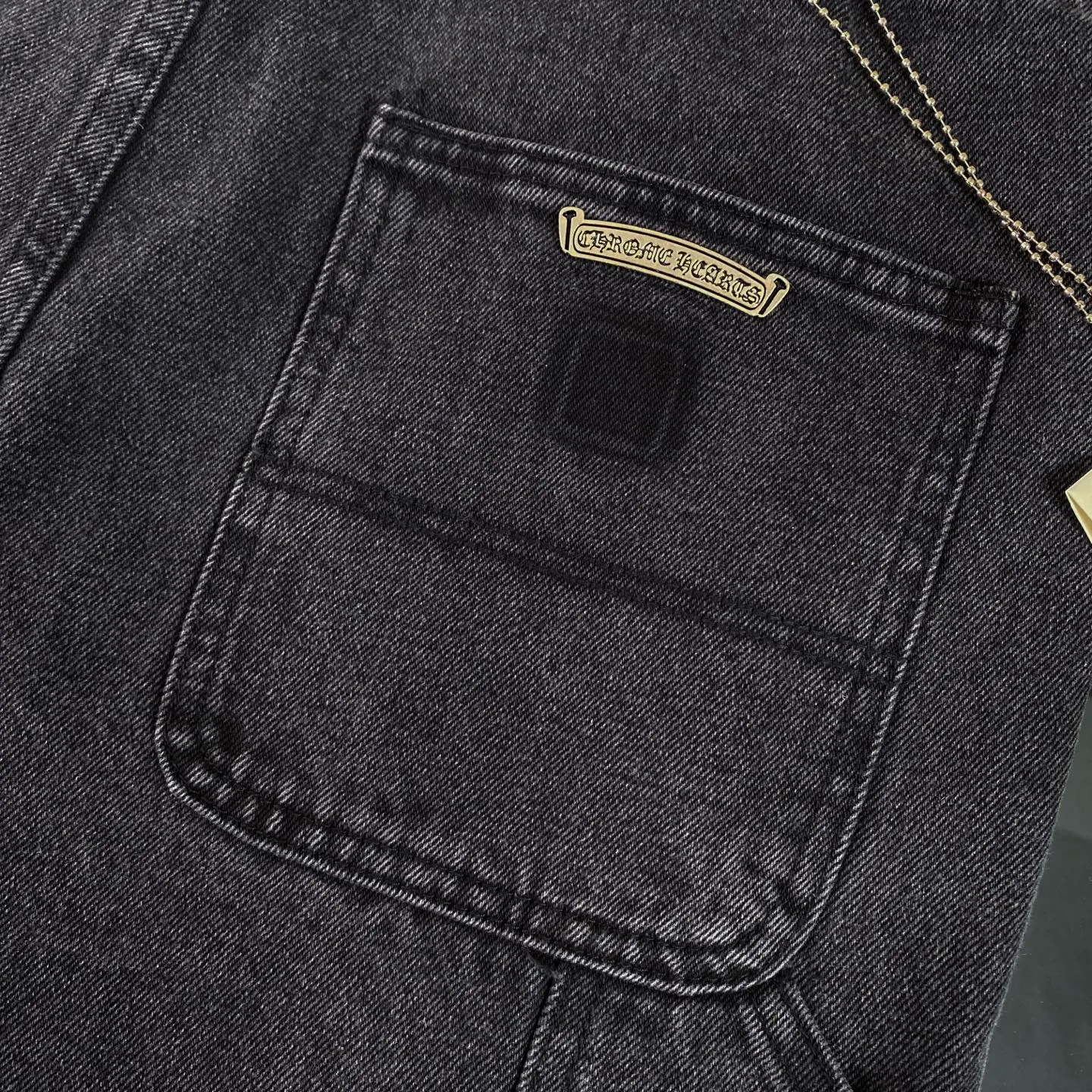 P270 CH Chromehearts limited edition work jeans denim logging pants, cabinet price 34W level, patchwork cross pattern embellishment, washed jeans! ! An absolutely high-end luxury product, a 1.9W-level god-level single product, a super popular product, made by top heavy industry, a magic weapon that cannot be missed! [About Zangyin] This is an extremely luxurious fashion brand that can also be called the aristocracy of the high street. It has always been an exclusive brand for some hipsters or rich second generations. Compared with ordinary high streets, it is more luxurious and noble. Compared with luxury brands, it is more fashionable and individual. It has always been a brand that I have a special liking for. [Top heavy industry fashion design] Consistently high-street luxury style. Speaking of this style, the Zangyin family and GU family are definitely the leading representative brands. Especially the Zangyin family has really achieved a state-of-the-art effect in creating high-street style. The unique washed material is used to create this style. The color system is already quite eye-catching. After it is decorated with patchwork cross flowers, it cleverly highlights the charm of the brand. Secondly, this style uses classic The high-waist cutting design highlights the long legs and fashionable temperament of the upper body. The brand is highly recognizable and the slim fit configuration is more suitable for daily wear. It is a product that interprets personality, fashion, and specifications at a glance. This single product is enough to make any fan excited. It can be a white T-shirt for a youthful college style, or a tight suspender for a royal style. It has strong matching ability and can be easily controlled by men.  [Materials and craftsmanship] Needless to say, this point goes without saying. As an excellent craftsman brand, Zangyin’s requirements for details and craftsmanship are really perfect. The washed color of this model has gone through so many processes, not to mention the embellishment of denim appliques. It is also purely hand-made and sewn. Just like what they believe in, only hand-made things have soul and have the meaning of wear. A top-notch heavy-duty fashionable denim item, I look forward to your perfect interpretation! !  Color: black gray Size: 28-34